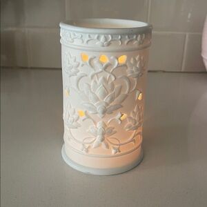 AVON SURROUNDINGS BY DIANE VON FURSTENBERG PORCELAIN DIFFUSER